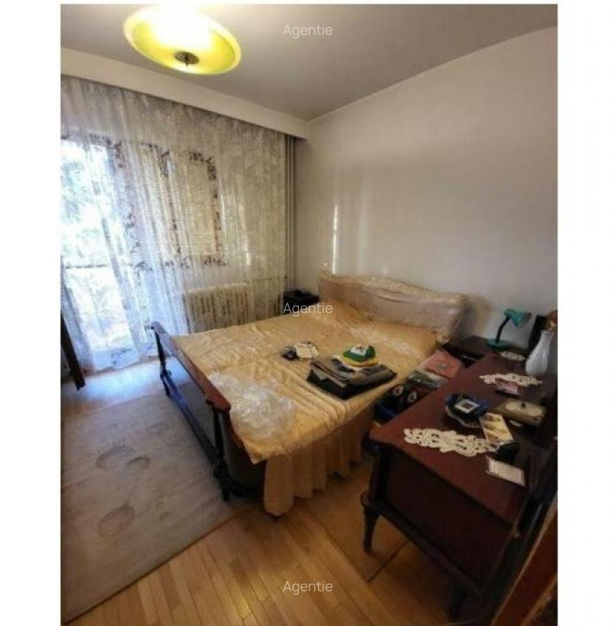 Bdul.Tineretului, vis-a vis,de Park, Ap.4 cam. - 11