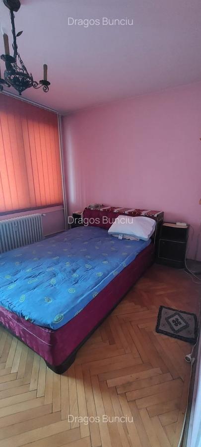 Apartament cu 3 camere semidecomandat, mobilat în 1 Mai - 5