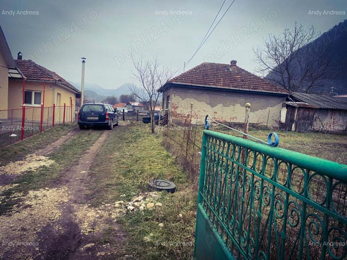 Casa de vanzare in centrul comunei - 2
