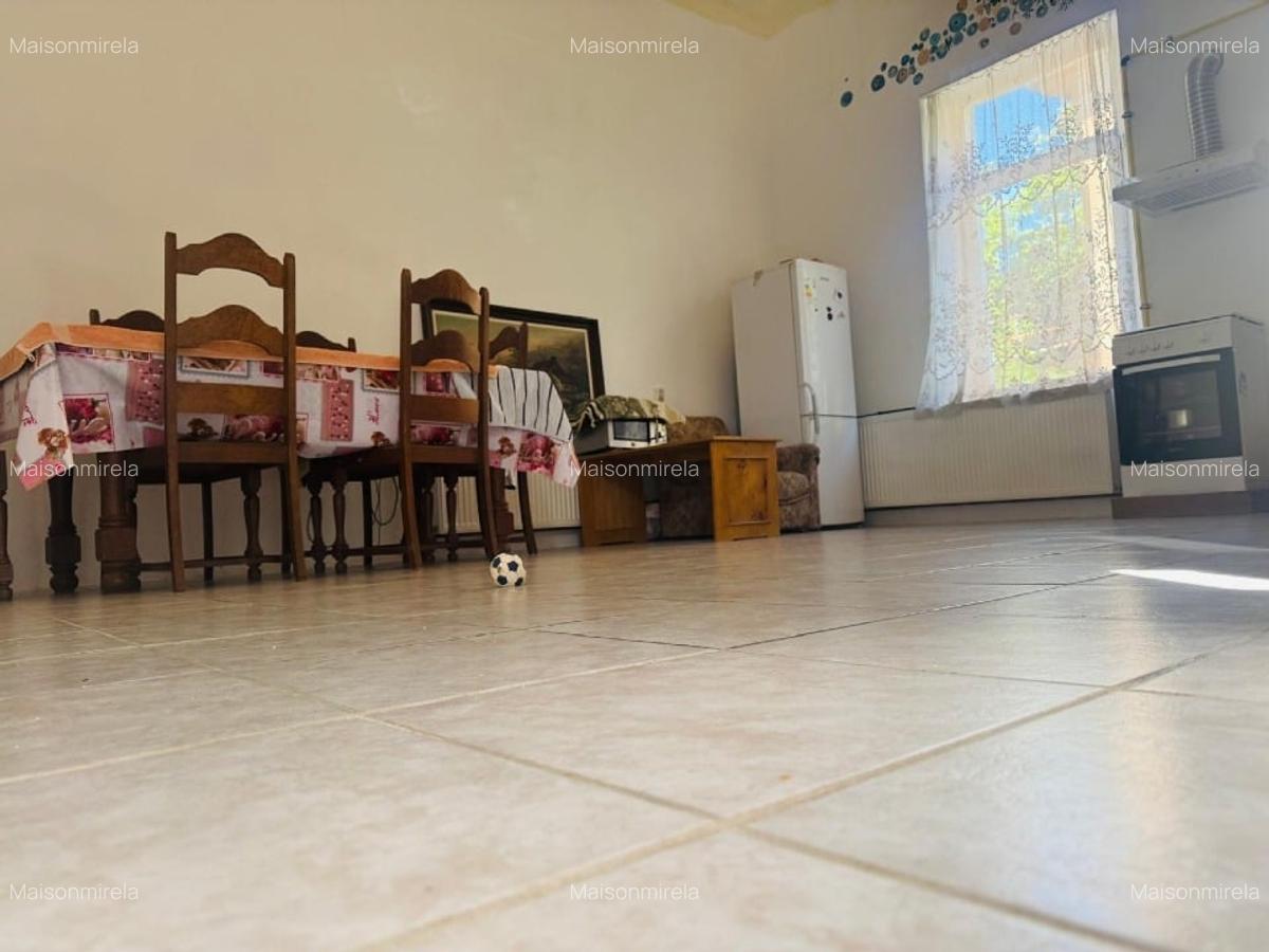 Apartament la curte comuna cu doua intrari - 4