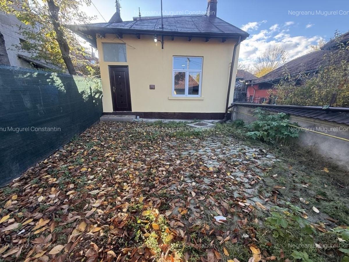 2 corpuri de Casă renovate + teren 125 mp Campina - 2