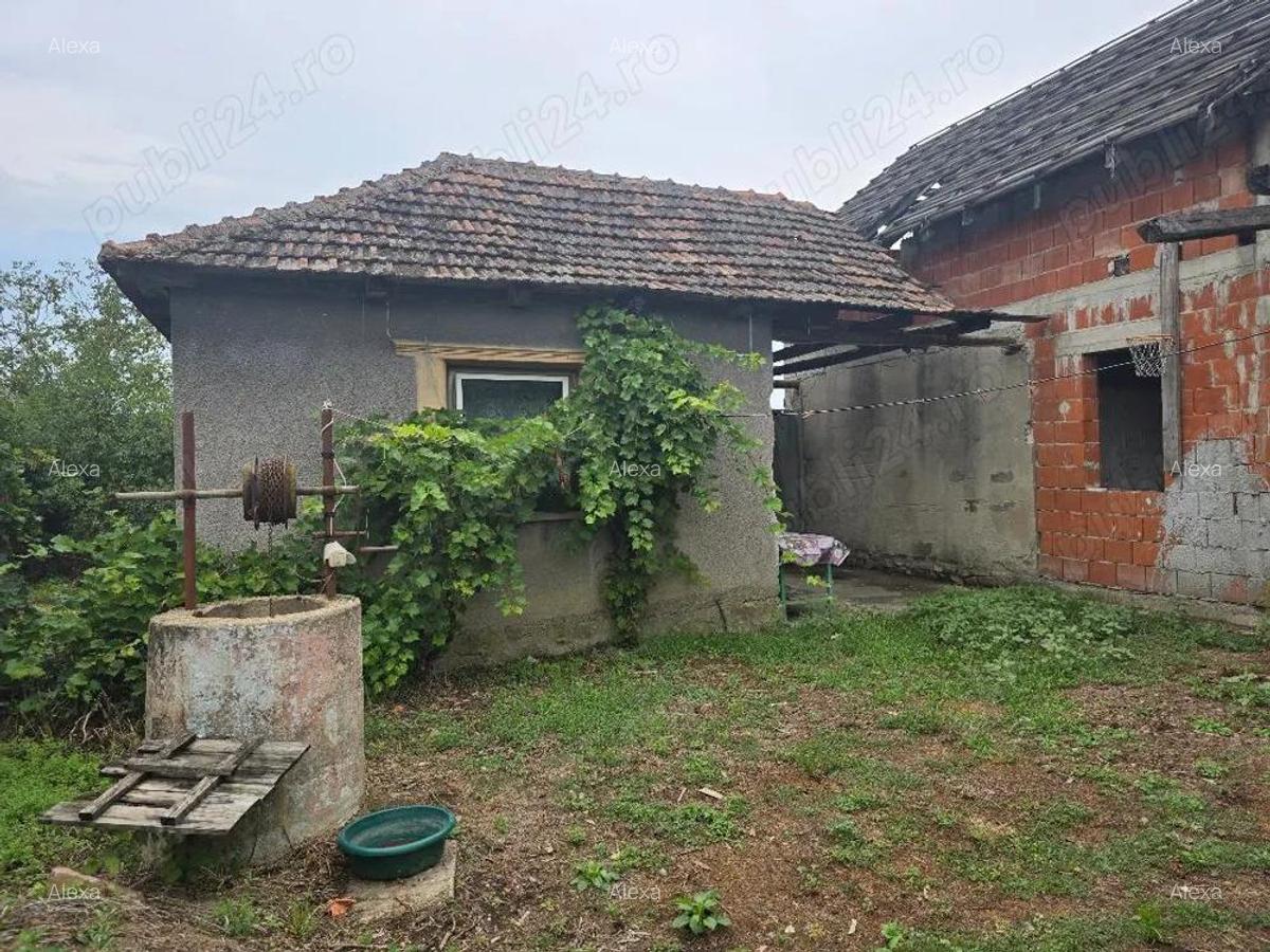 Vand casa loc SUMUGIU, sc 200 mp , parte casa noua la rosu , teren 2670 mp, la sosea, front mare - 8