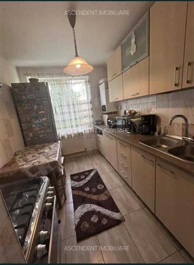 Apartament cu 3 camere, Tractorul,  Brașov - 2