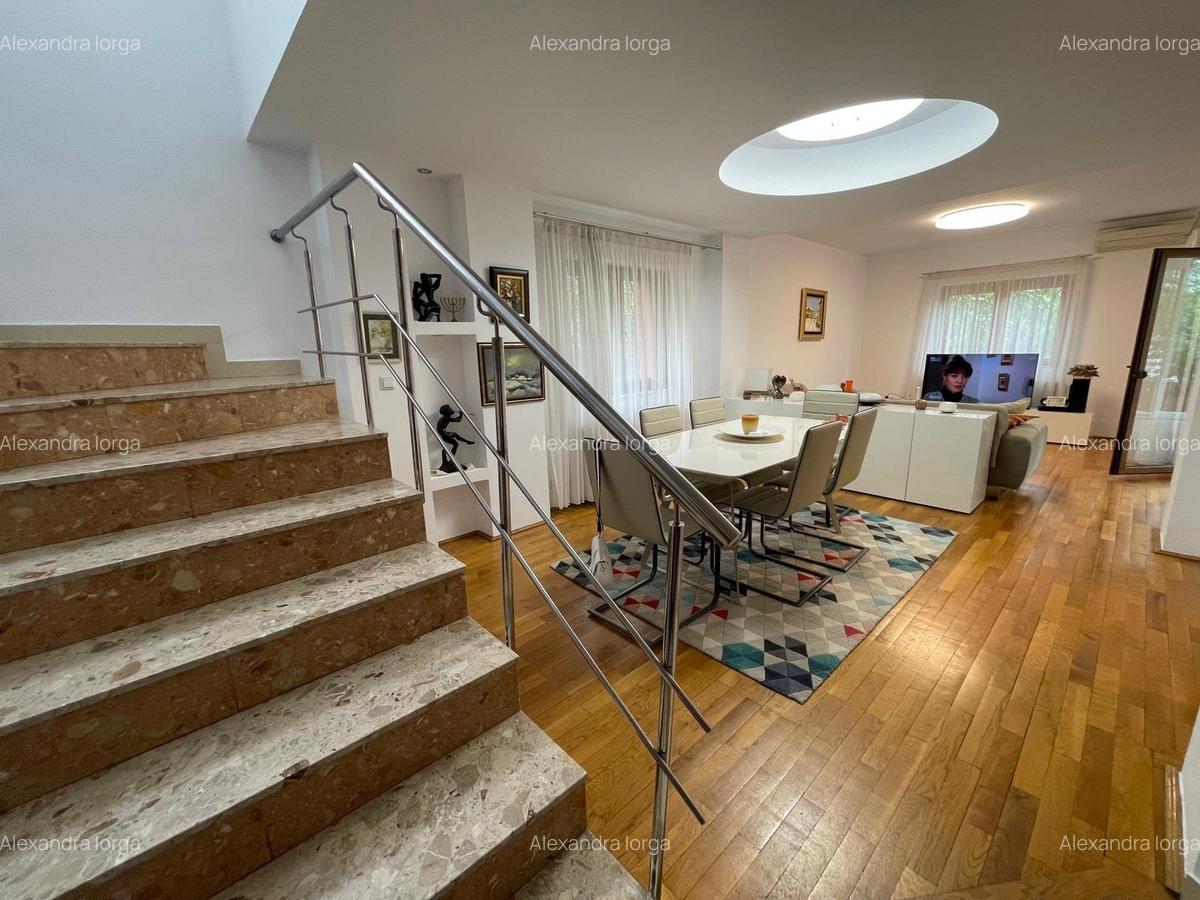 APARTAMENT IN VILĂ 5 CAMERE,4 BĂI,3 TERASE,2 LOCURI DE PARCARE,CURTE - 1
