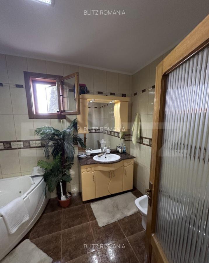 Casa spa?ioasa, 11 camere, 600 mp, teren 1450 mp, zona Li - 11