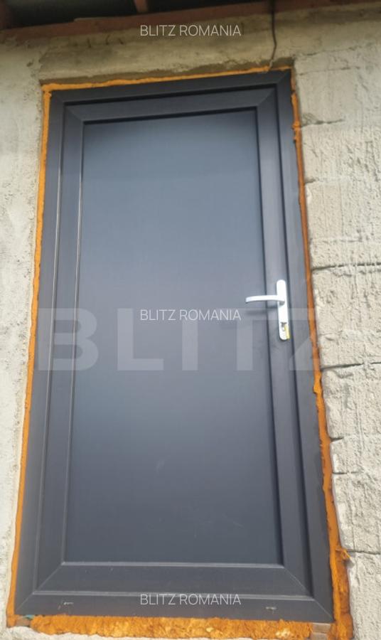 CASA LA ROSU CU TEREN - 35