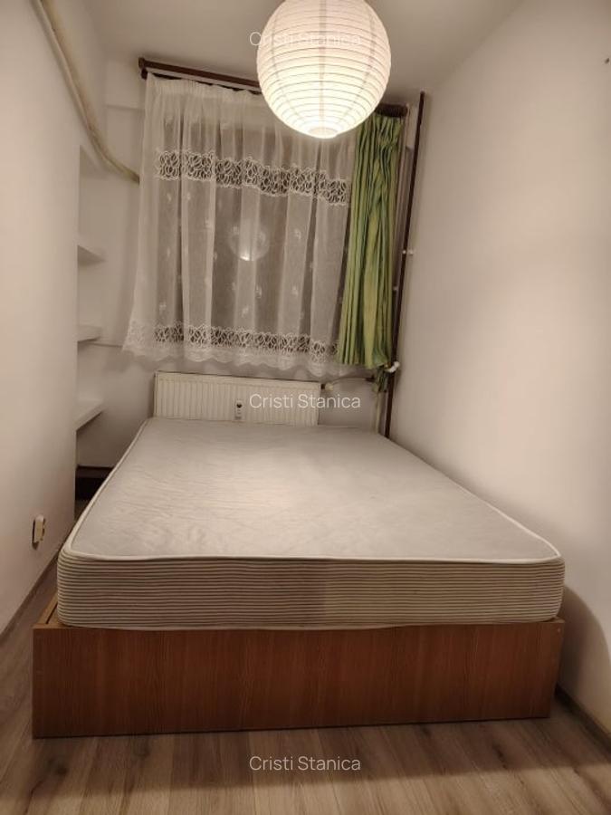 Eroii Revolutiei, doua minute metrou - 10