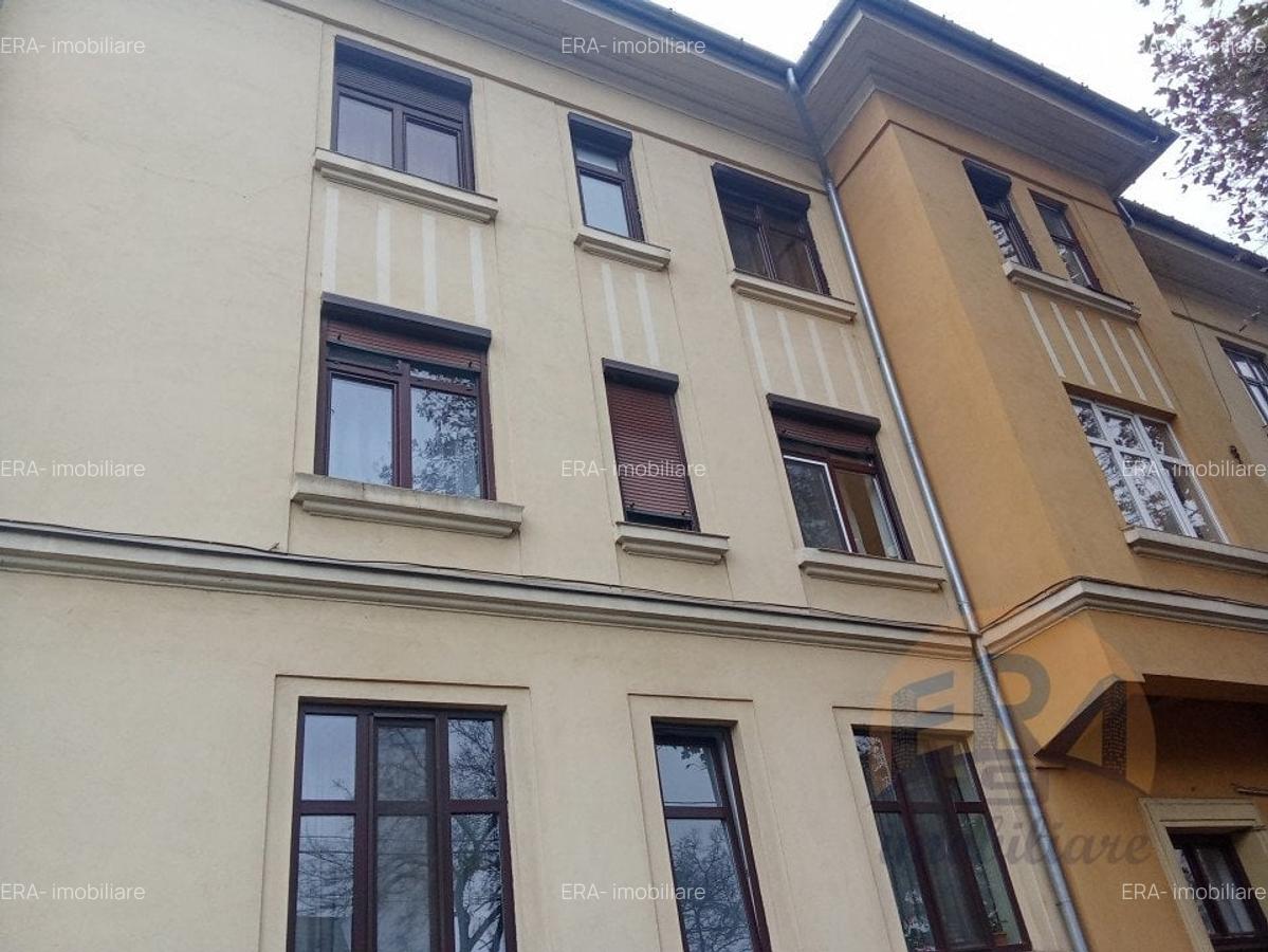 Apartament 3 camere, Centru , Str. Calea Republicii - 1