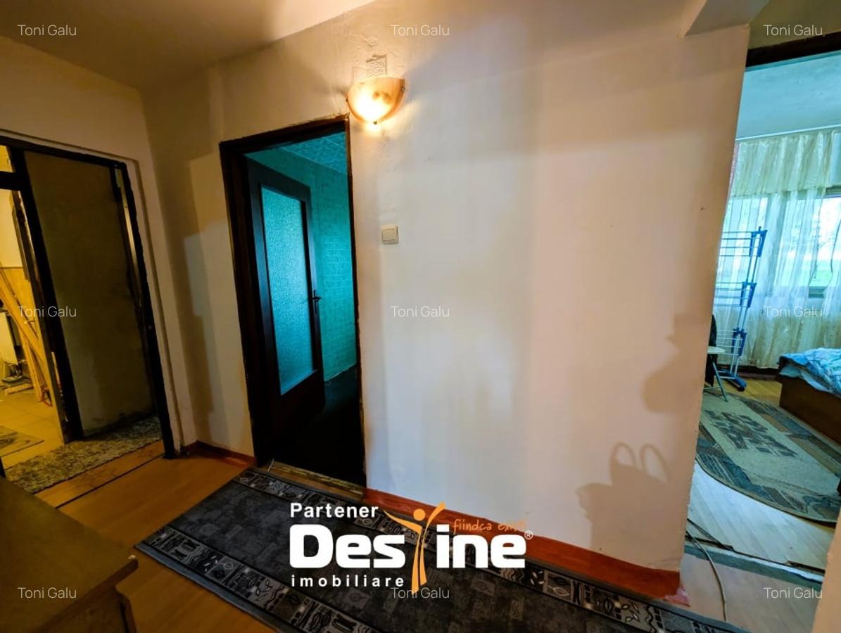 4 camere decomandat - 2 bai cu geam - centrala termica - simplu - la strada, CUG - 10