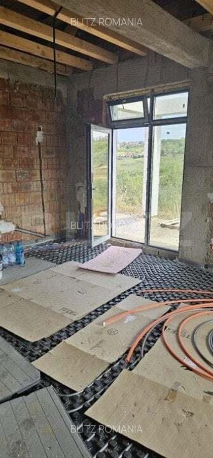 Casa la rosu, 4 camere, terasa mare cu vedere foarte frumoasa, zona Visan - 4