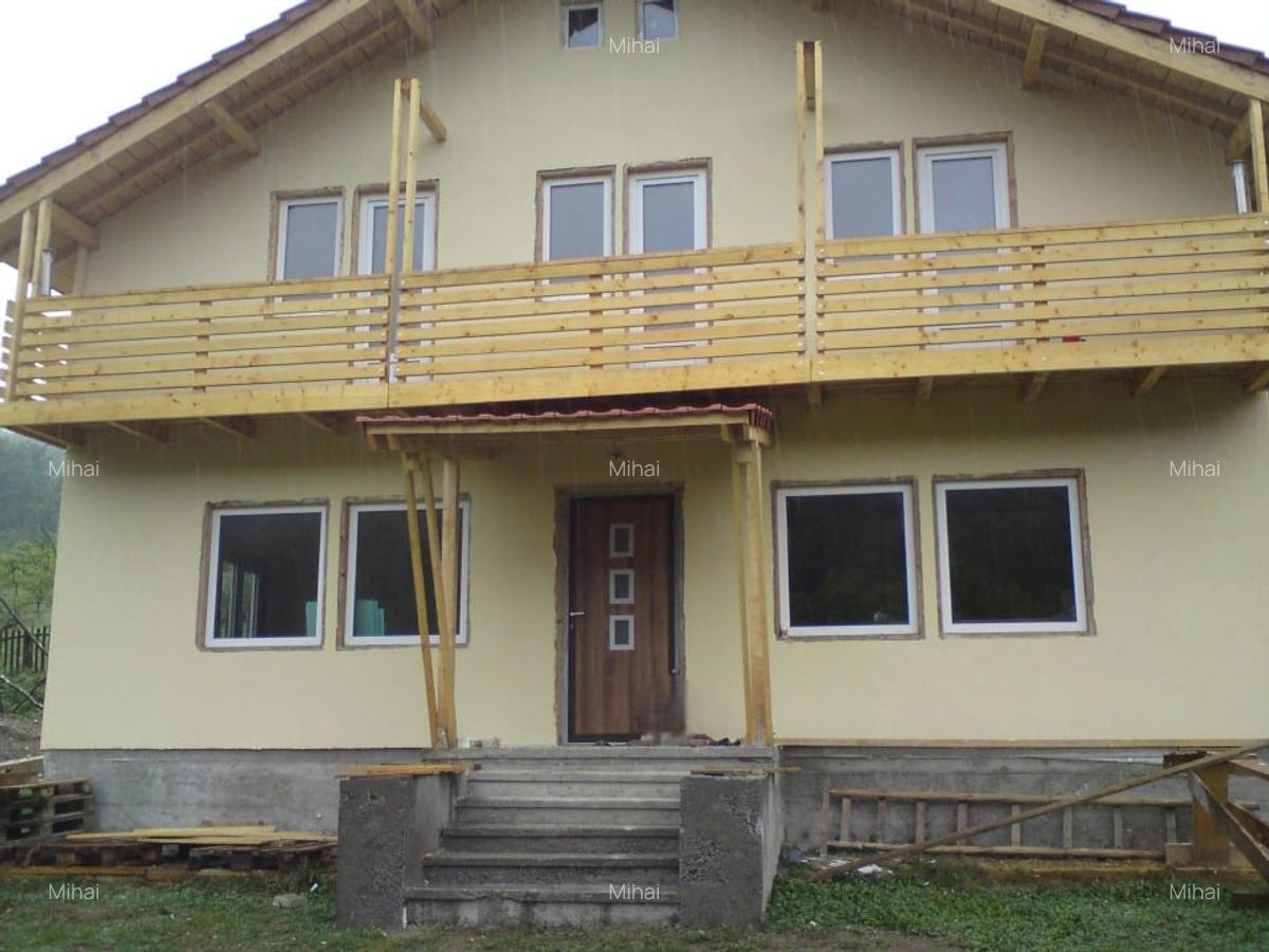 Casă de vacanță sau permanentă, pe deal, cu curte terasată și priveliște superbă - 13