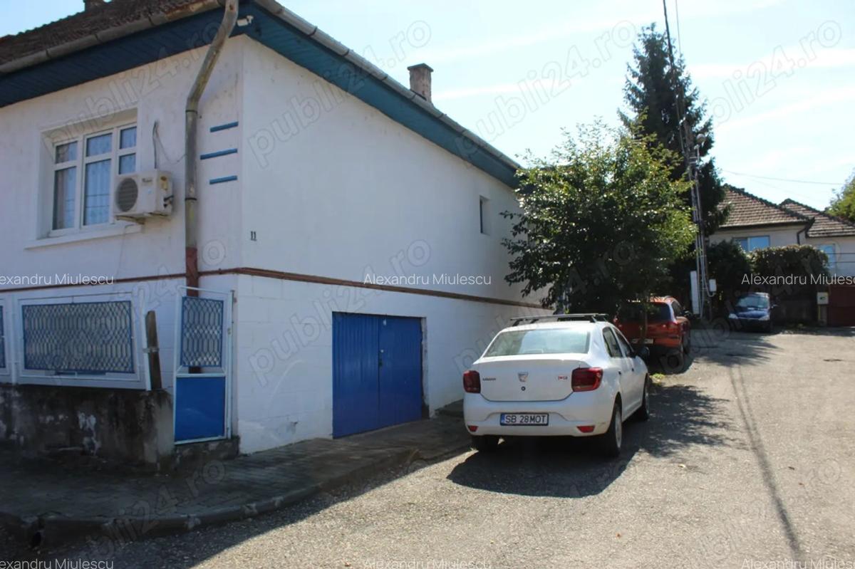 Casa spa?ioasa cu demisol ?i 5 camere, 250 mp Media? - 1