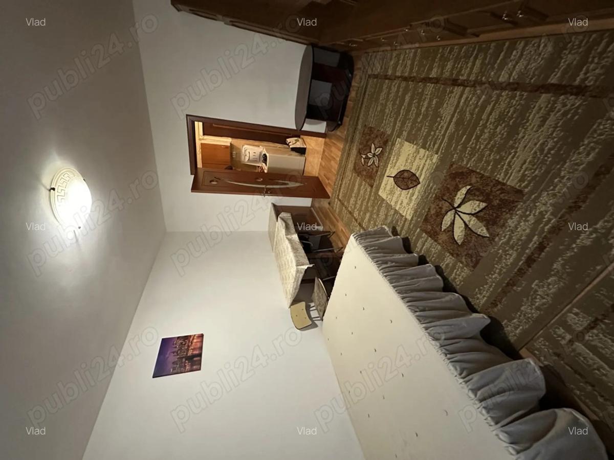 Inchiriez Garsoniera 24mp in zona Piata Tractorul , et.1 - 3