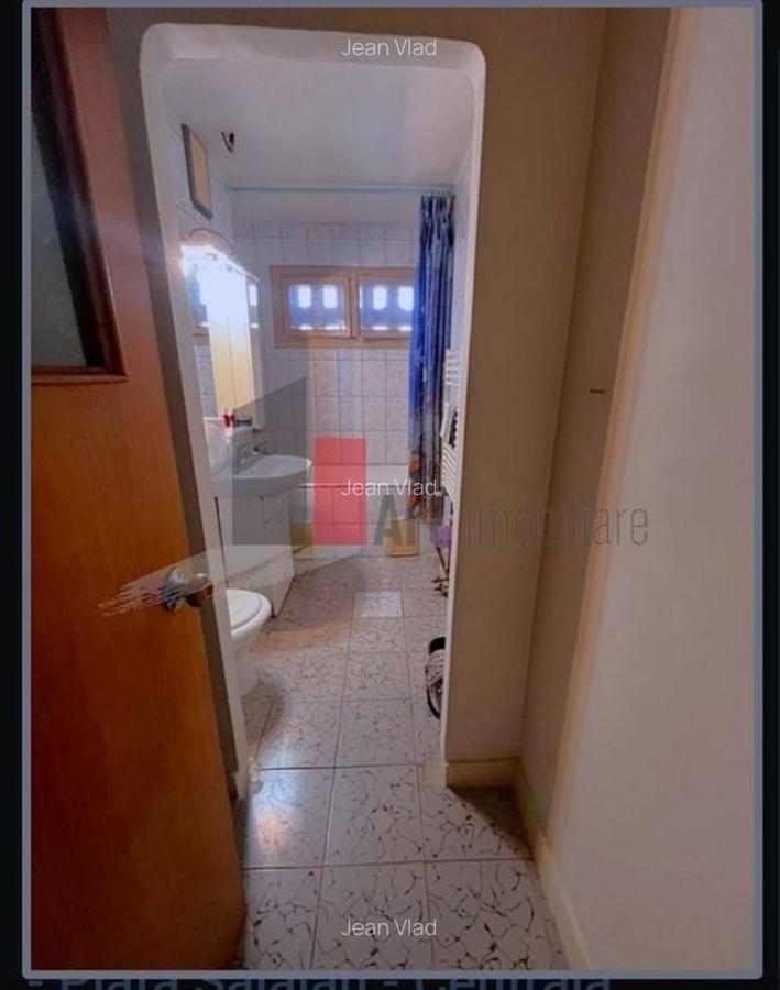 Apartament cu 4 camere decomandat în Titan - 11