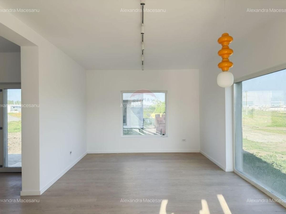 Casa / Vila cu 4 camere de vanzare - 2