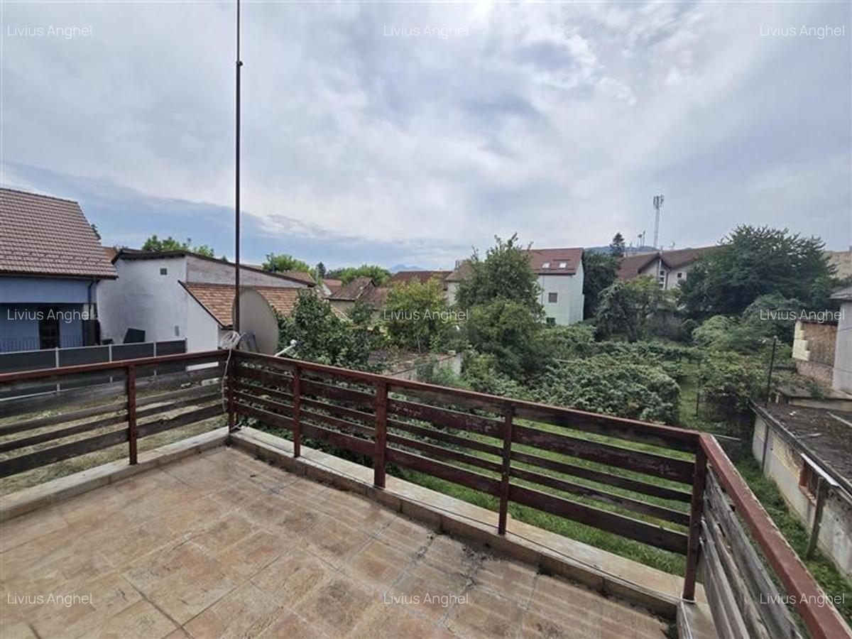 Imobil cu potential, constructie solida cu 2 apartamente,+demisol si garaj, Bras - 4