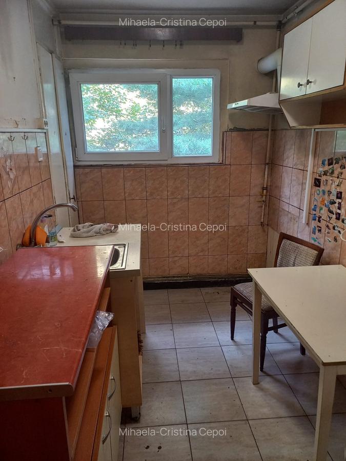 Apartament cu trei camere intr-o zona buna - 4
