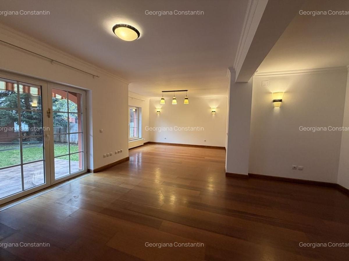 Vila semimobilata  cu 3 dormitoare, piscina exterioara, complex - 5