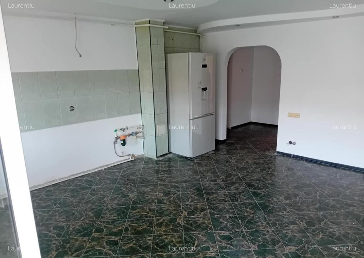 Ap 3 Cam central B-dul Traian 70 mp etaj 3 decomandat 2 bai bloc nou - 1