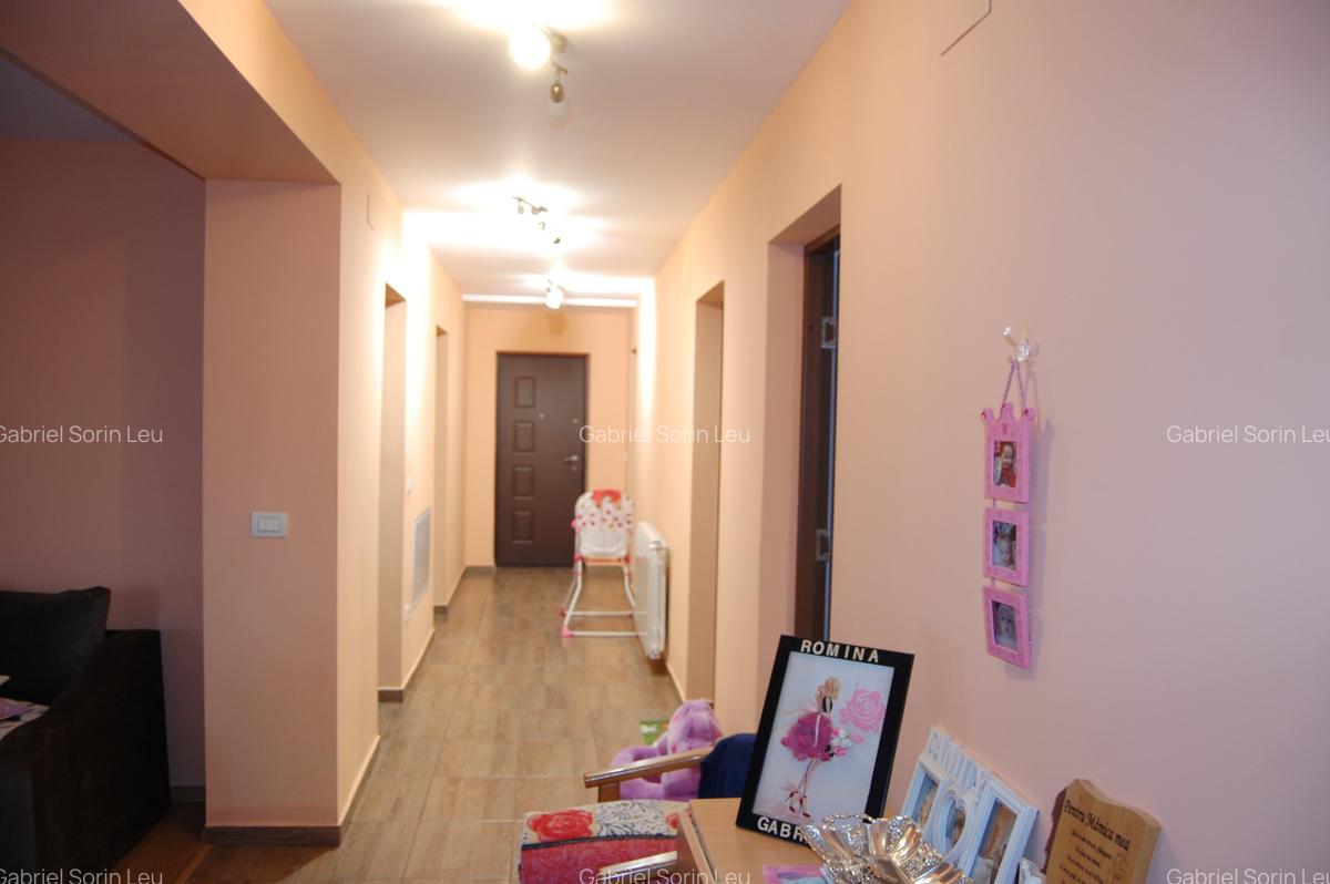 Casă cu 6 camere în Est - 7