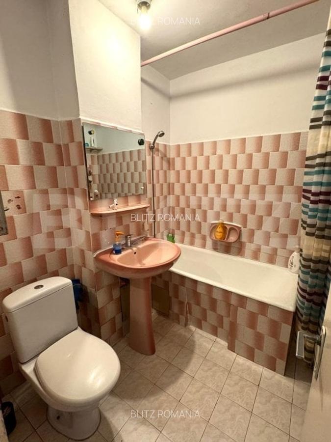 Apartament de vanzare, cu 4 camere, 70 mp, zona Astra - 8