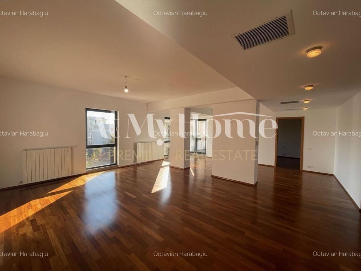 Apartament superb, spatios si luminos cu 4 camere, nemobilat, parcare, boxa - 1