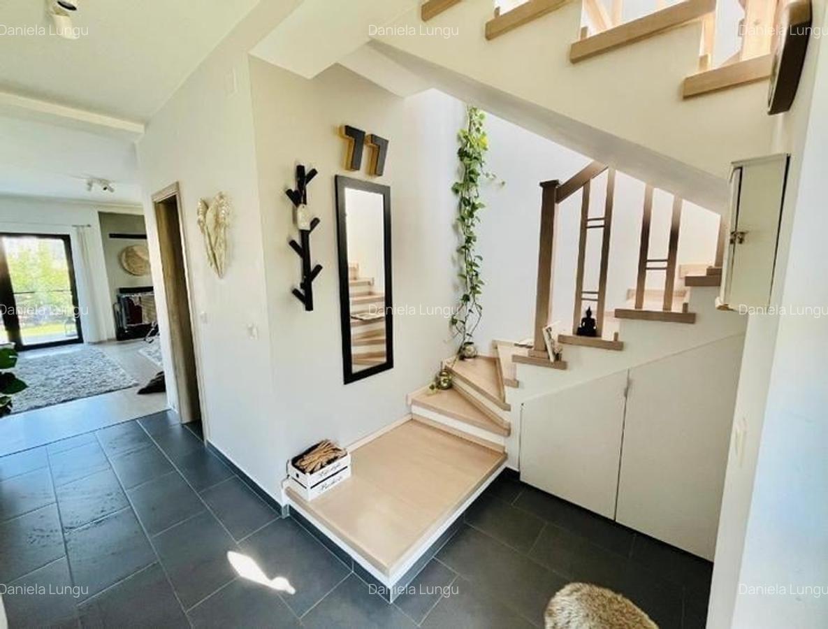 Rezidenta pe linie eleganta, living 25 mp,semineu,panouri fotovoltaice 3KW, cent - 5