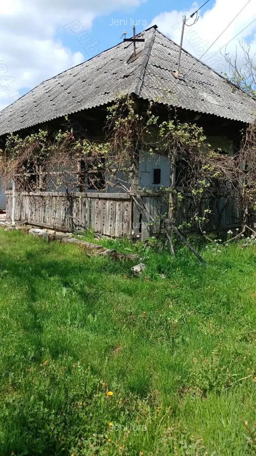 In localitatea Miresu Mare, casa cu 10 ari teren, la drum asfaltat - 9