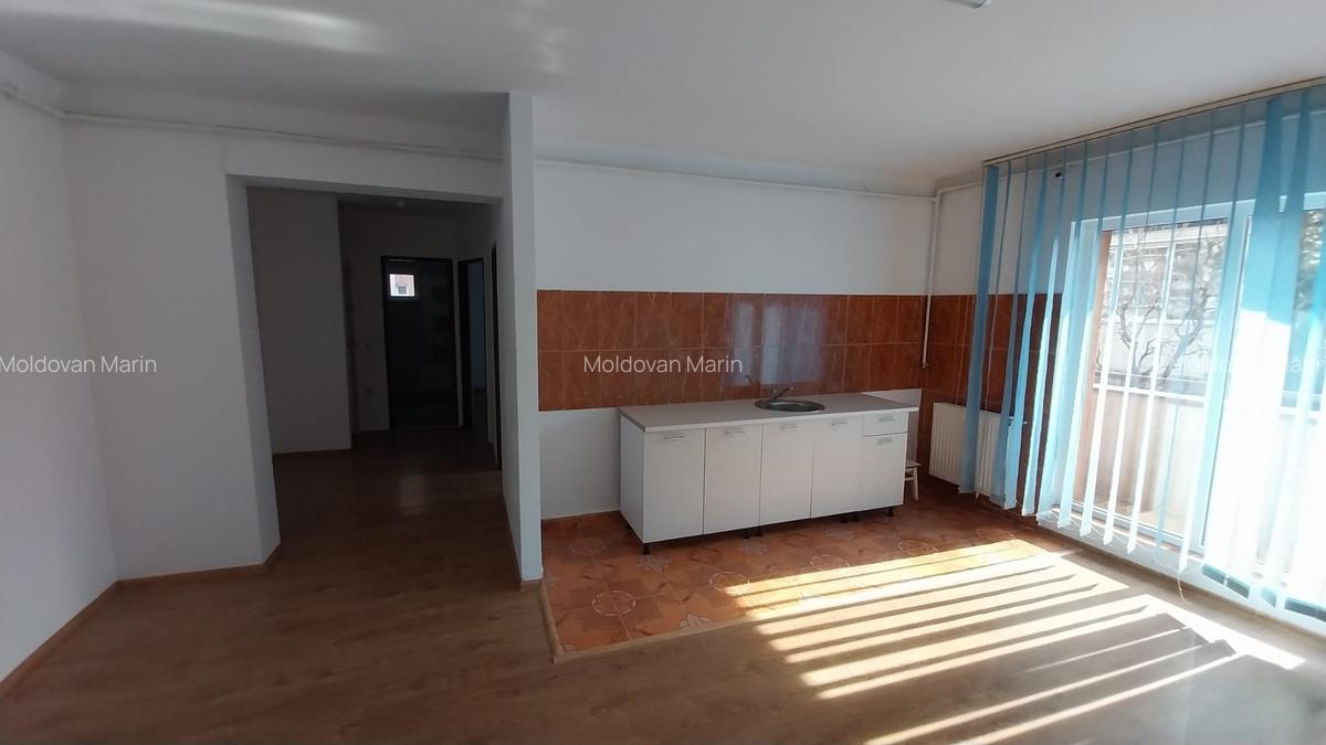 Apartament cu 3 camere semidecomandat în Florești - 2