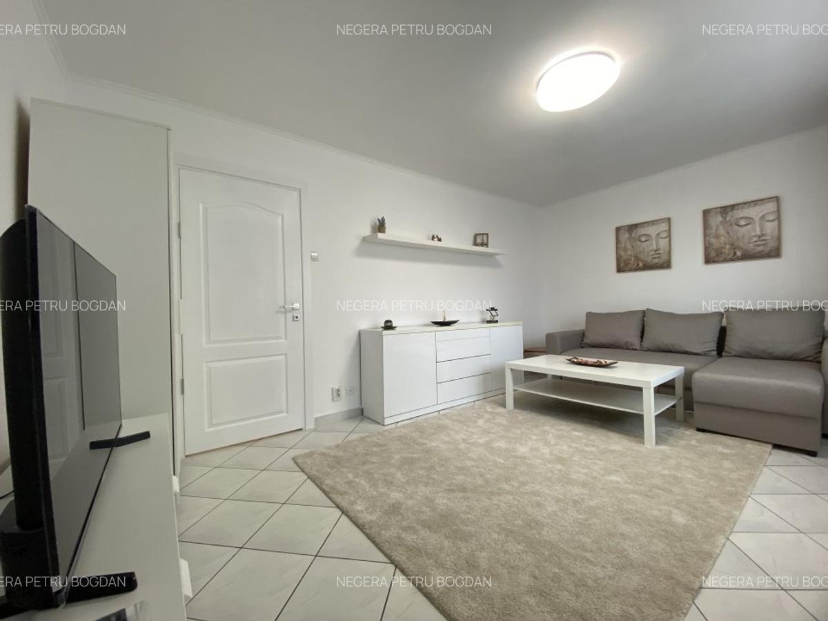 Romana,renovat nou,curat,cu spatii de depozitare. - 2