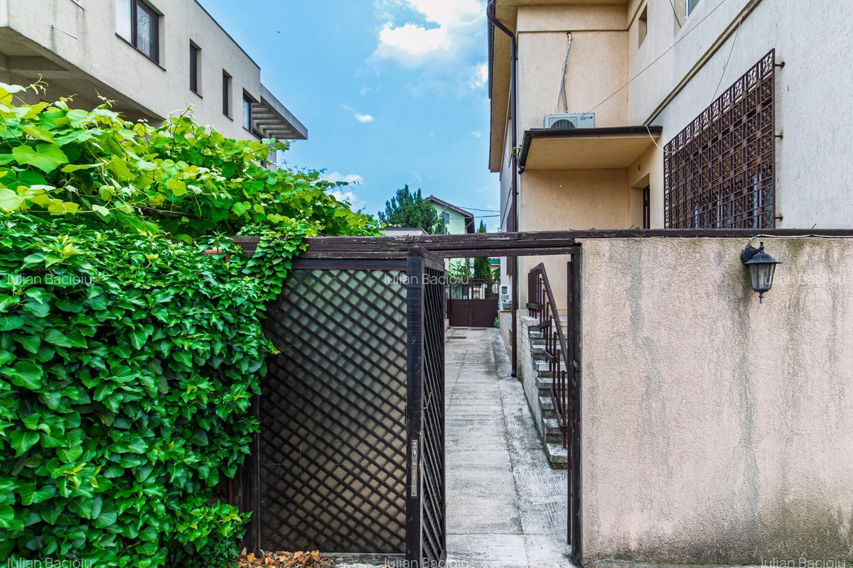 Vilă tip bloc 12 camere, 2 garaje 2 boxe  zona Tomis 1  Flămânda - 30