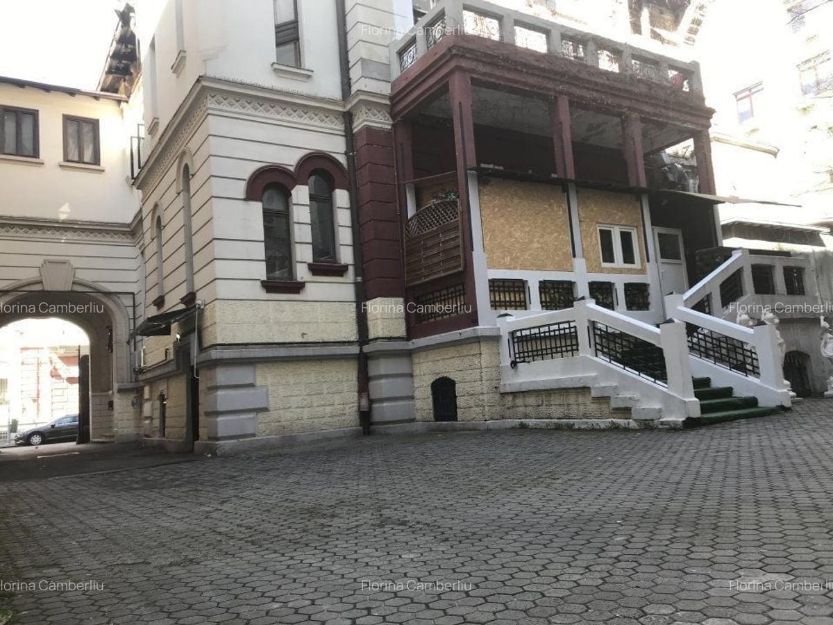 Romana,  S+D+P+1+M, vila cu arhitectura deosebita - 2