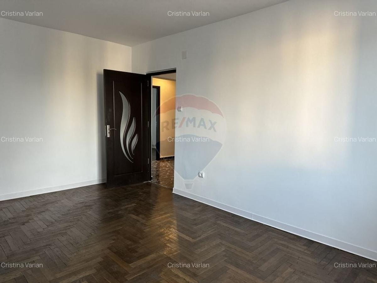 Apartament cu 4 camere de vanzare Roman central - 1