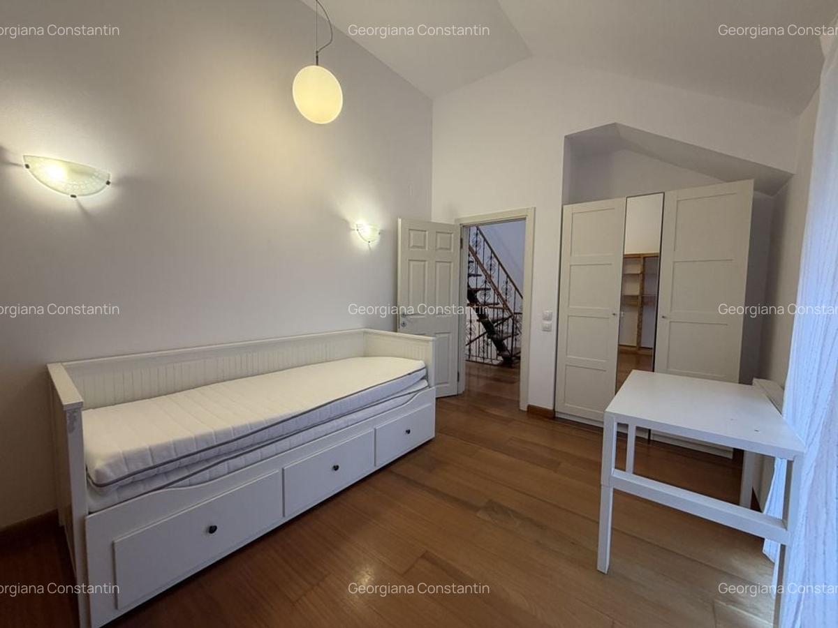 Vila semimobilata  cu 3 dormitoare, piscina exterioara, complex - 12