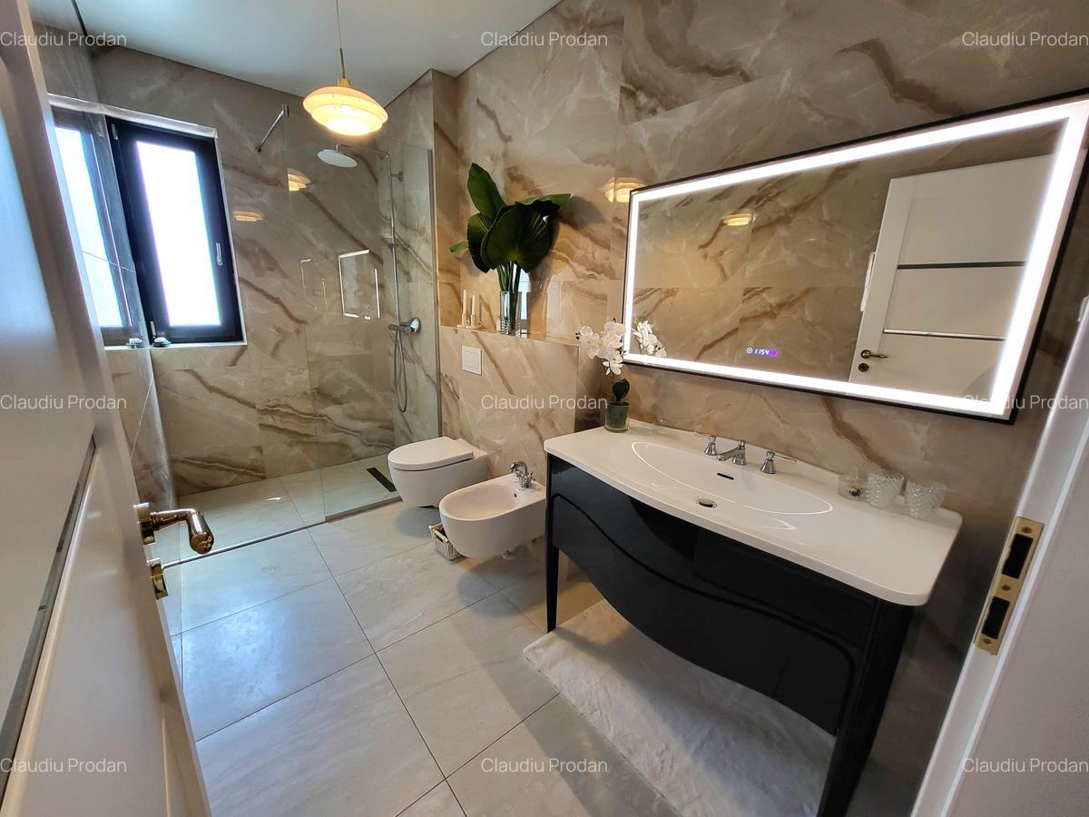 Apartament cu 3 camere decomandat în - 9