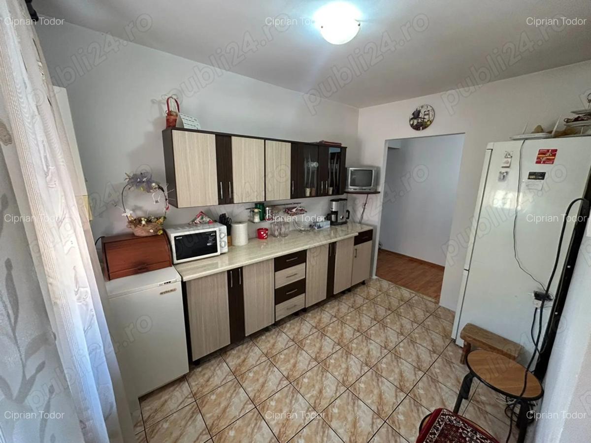 Apartament 3 camere, decomandat - zona Cetate - 2