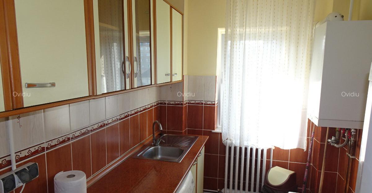 Inchiriez apartament 2 camere in Deva, zona Piata Centrala, decomandat - 2