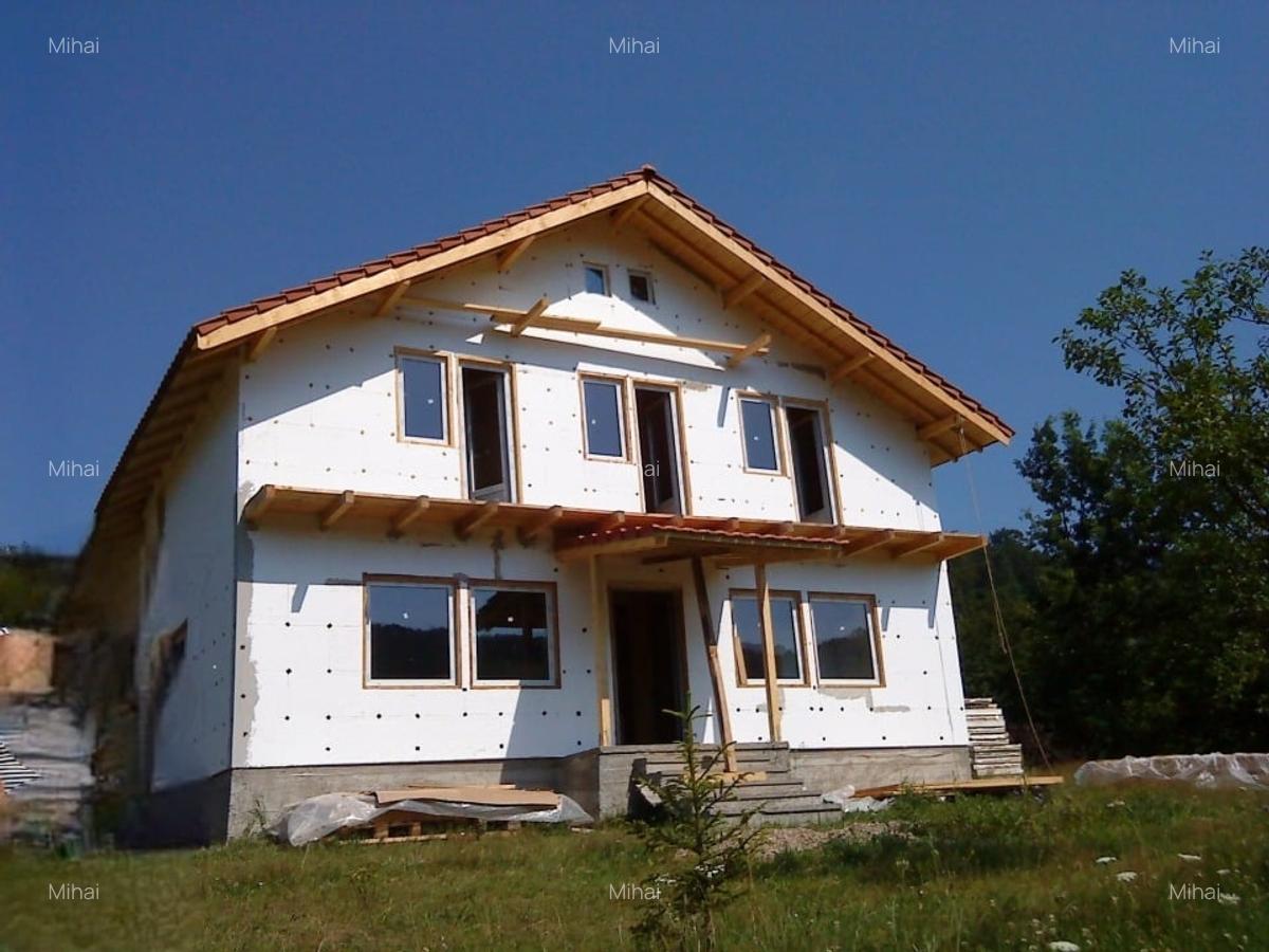 Casă de vacanță sau permanentă, pe deal, cu curte terasată și priveliște superbă - 12