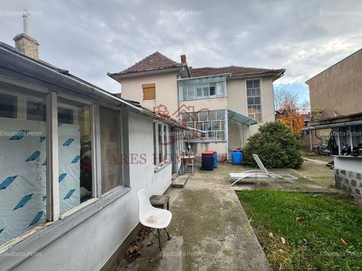 Investiție cu potențial: 2 apartamente + mansardă – Comison 0 - 1