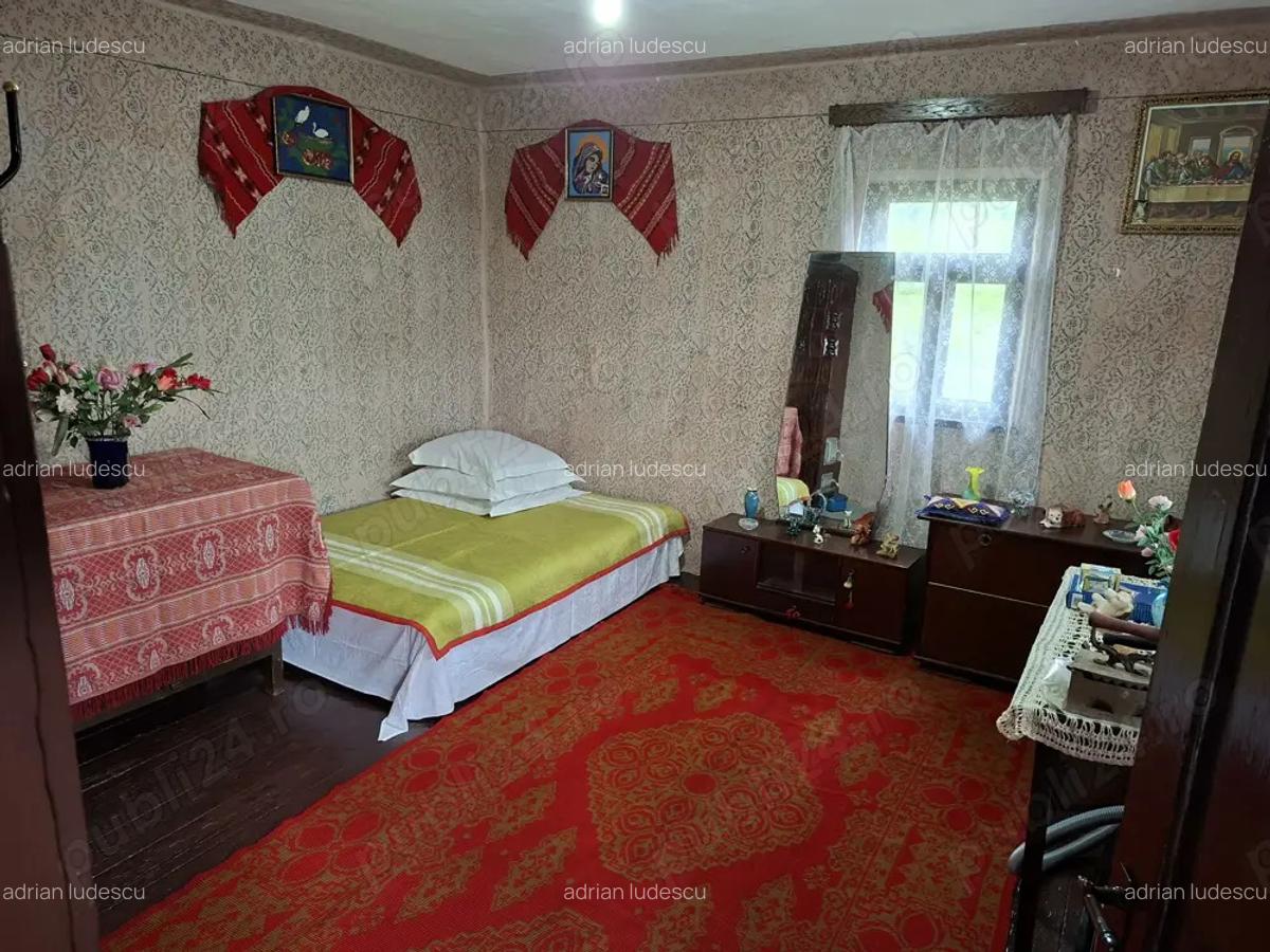 Casa tradi?ionala renovata + 4500 mp teren + livada, anexa, beci - 4