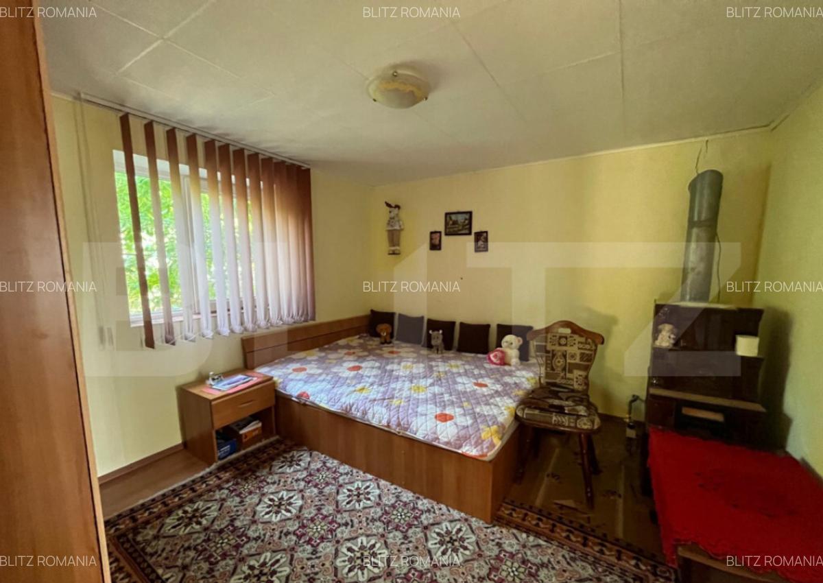 Proprietate formata din doua case si 1087 mp teren, zona Car - 12