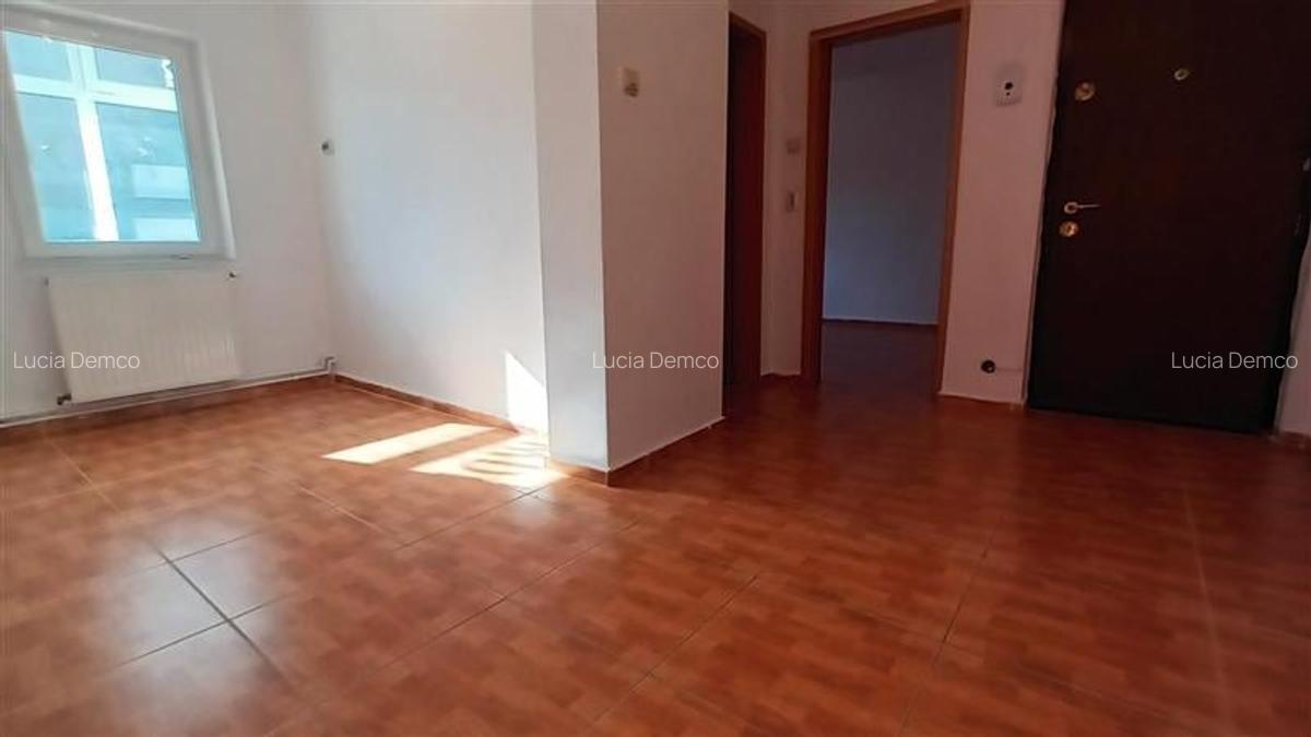 Spatiu comercial cu vitrina de 8 m, pretabil pentru birouri sau cabinete medical - 6