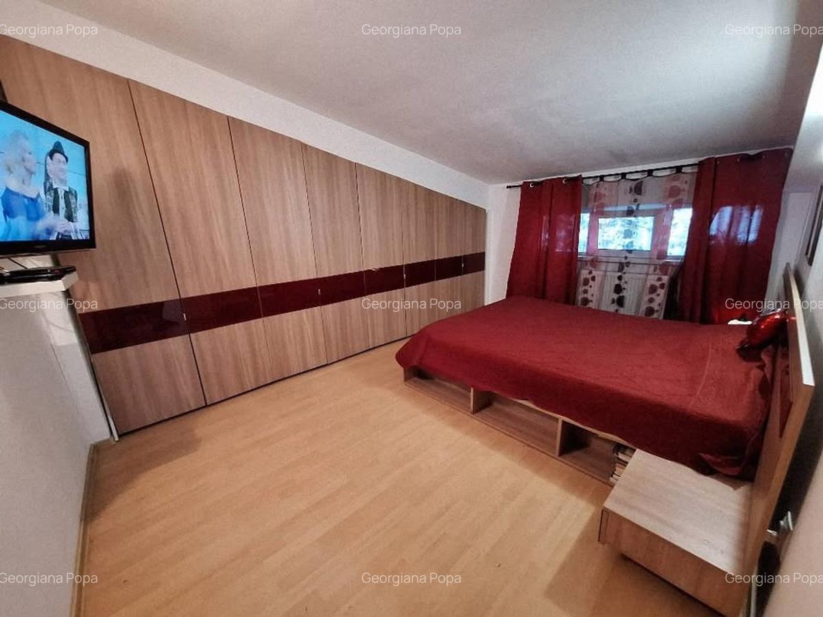 Apartament 3 camere decomandat in vila km 5 - 4