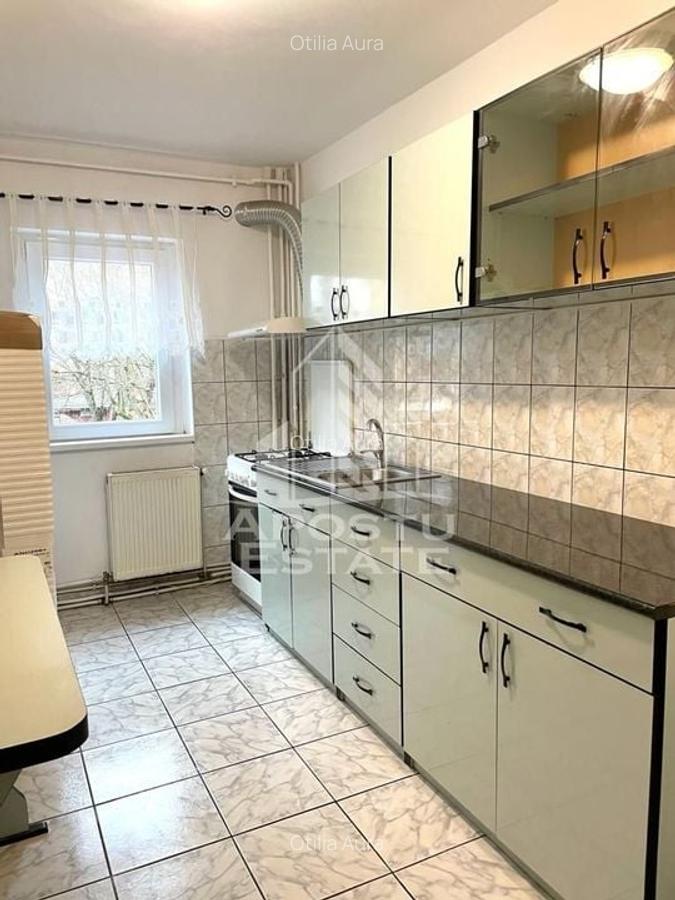 Apartament cu 4 camere,decomandat in zona Lipovei - 2