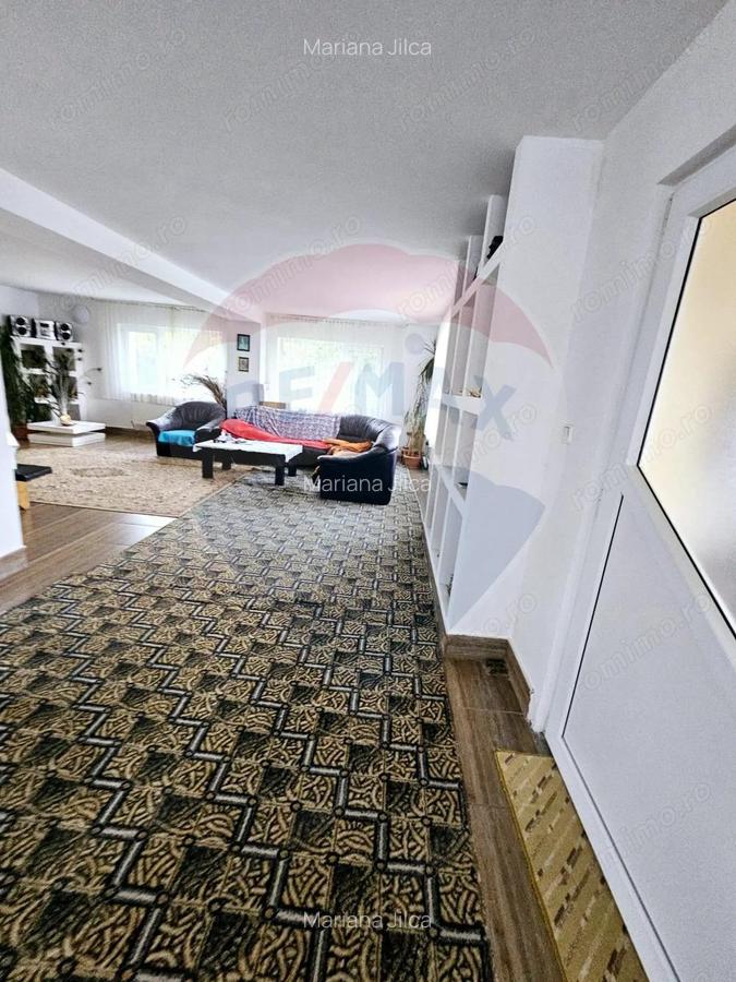 Casa / Vila cu 5 camere de vanzare - 1