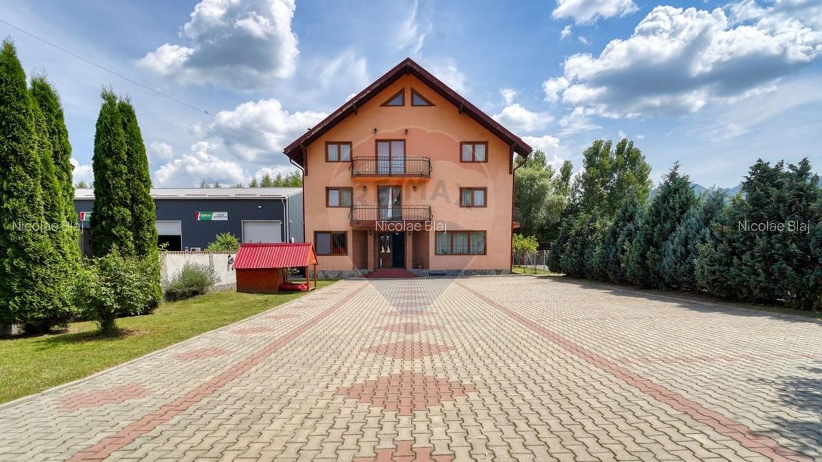 Vila cu potential in Zarnesti - 10 camere, curte mare - 1