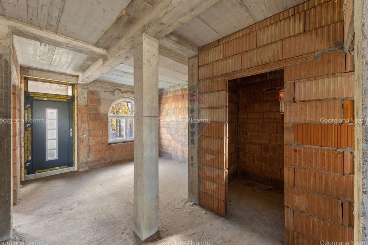 Casa la rosu cu teren generos, 500 mp, situata pe strada Ostasului - 8