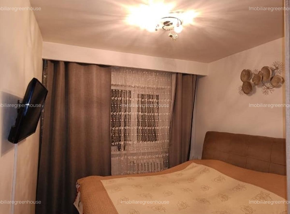 Apartament 4  camere, decomandat,zona Miorita - 3