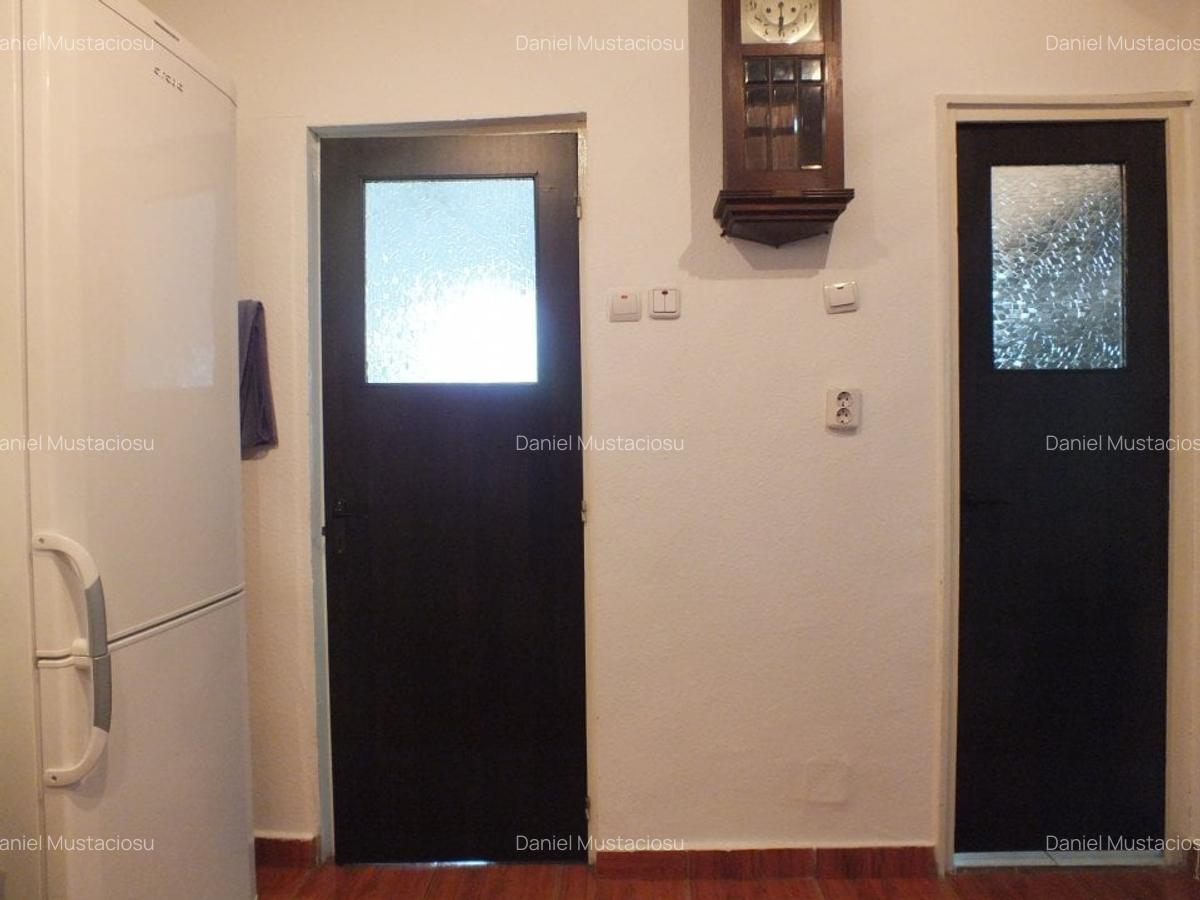 P-ta Victoriei-1 min metrou, Garsoniera spatioasa in bloc reabilitat - 14