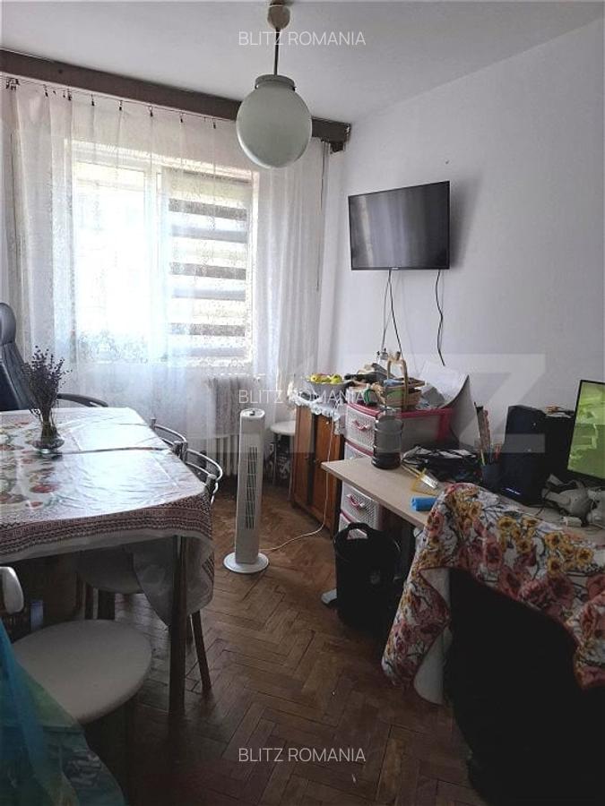 Apartament cu 4 camere, etaj intermediar, semidecomandat, zona Dacia - 3